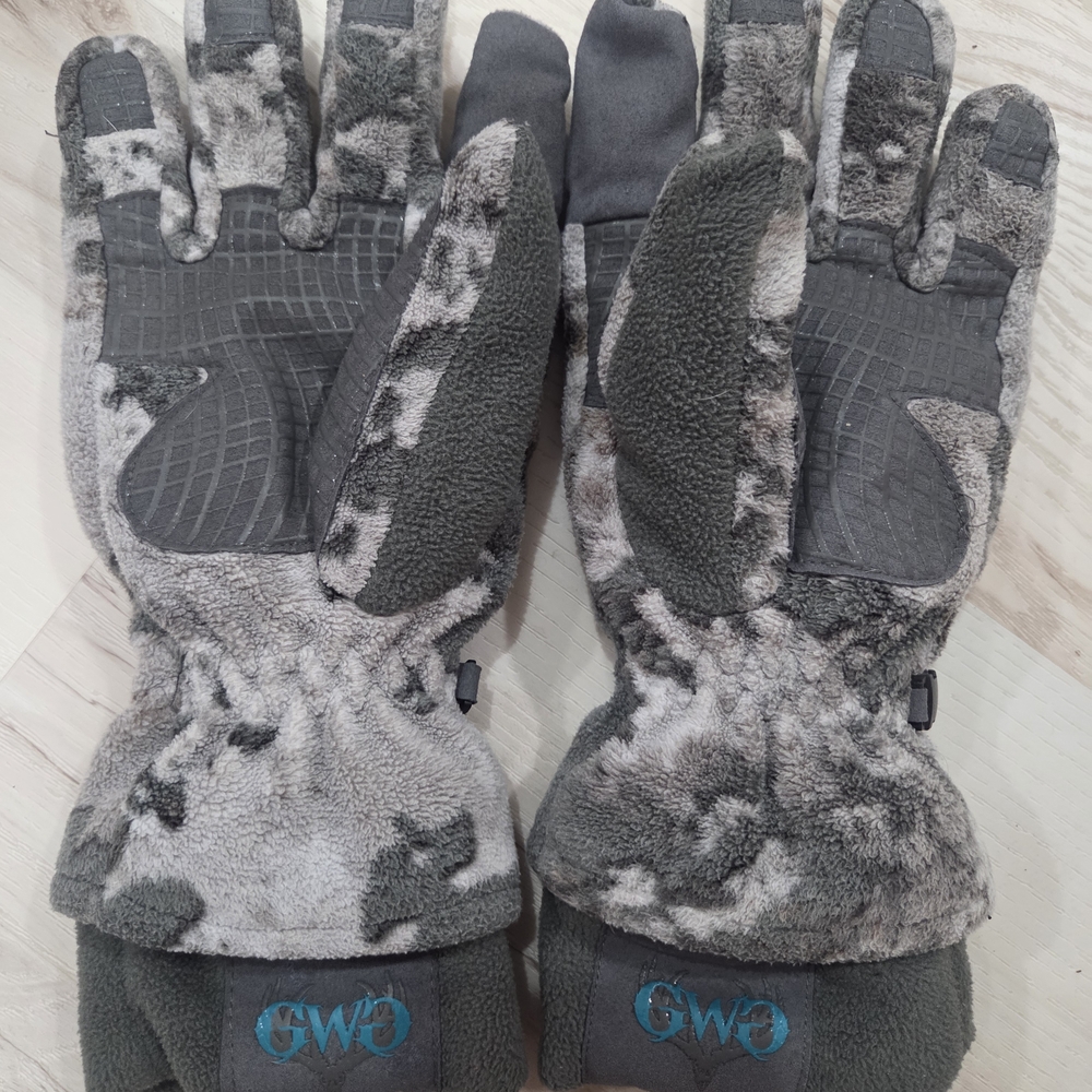 Gray Camouflage Fleece Gloves - Picture 3 of 3